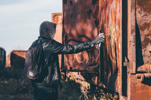 Senzatetto spruzzare pittura vecchio vagone treno con aerosol può — Foto Stock