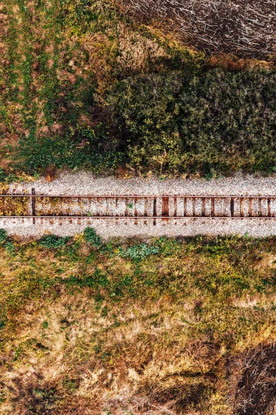 Sonbaharda kırsal alanda eski demiryolu rayları, hava manzarası — Stok fotoğraf