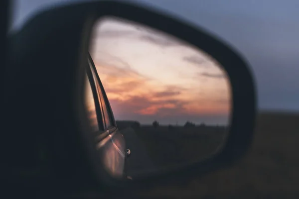 Espelho lateral de um carro ao pôr-do-sol — Fotografia de Stock