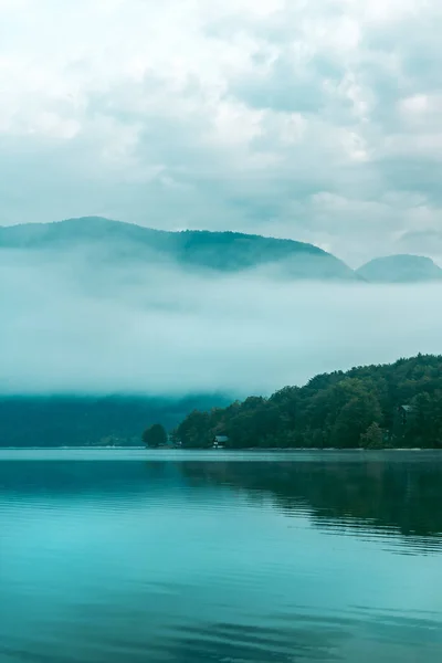 Lac Bohinj dans la matinée brumeuse d'août — Photo