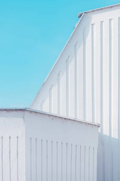 Abstrato urbano, parede de concreto branco contra o céu azul — Fotografia de Stock