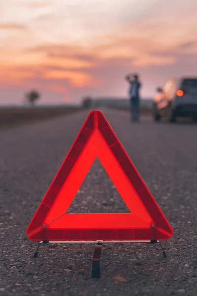 Znak trójkąta ostrzegawczego na drodze — Zdjęcie stockowe