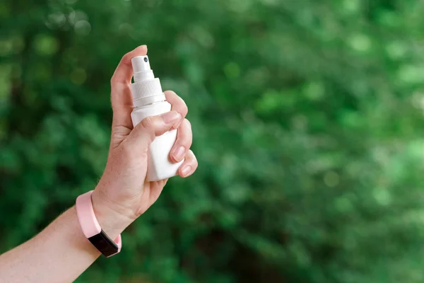 Nő használ fertőtlenítő spray a szabadban — Stock Fotó