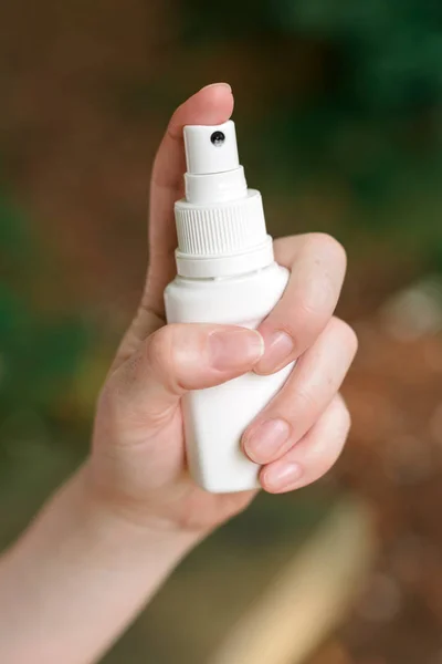 Mujer usando spray antiséptico al aire libre — Foto de Stock