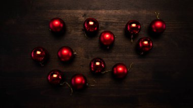 Ahşap masada kırmızı Noel ağacı topları