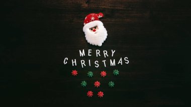 Noel Baba, Noel ağacını düz bir şekilde görüyor.