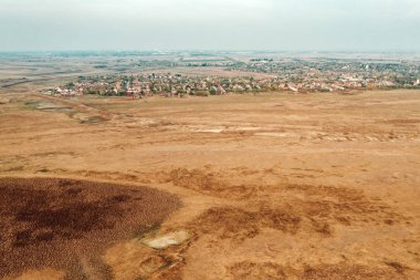 Nehir taşkınlarından köyü koruyan toprak setin havadan görünüşü