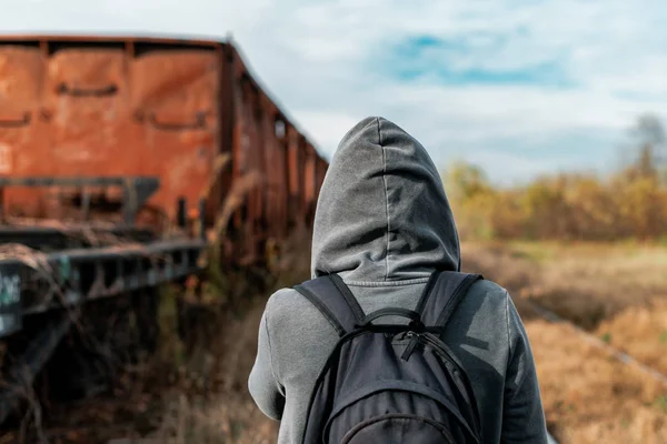 Hemlös kvinna med ryggsäck komma bort från allt — Stockfoto