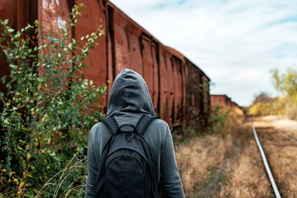 Mujer sin hogar con mochila alejándose de todo — Foto de Stock