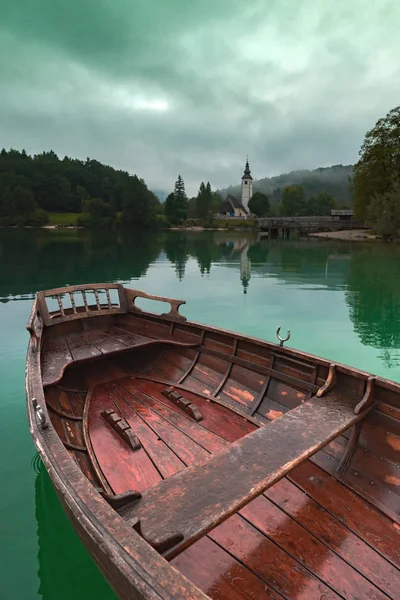 Canot à rames en bois sur le lac — Photo
