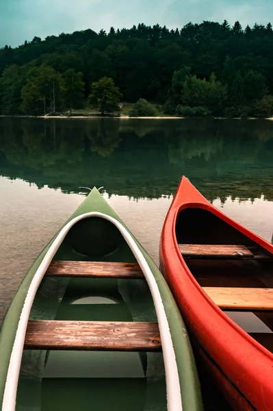 Canoes on lakeshore — Stock Photo, Image