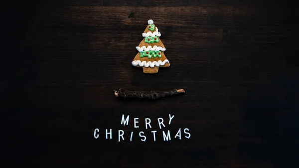 Galleta de jengibre Árbol de Navidad con texto Feliz Navidad — Foto de Stock