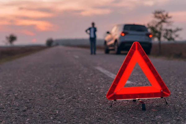 道路上の警告三角形の標識 — ストック写真