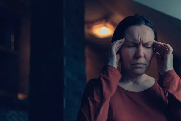 Vrouw met ernstige migraine hoofdpijn — Stockfoto