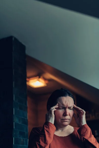 심한 편두통 두통을 가진 여자 — 스톡 사진