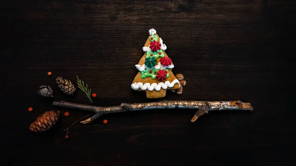 Lebkuchen-Männchen-Plätzchen und Weihnachtsbaum flach legen Draufsicht — Stockfoto