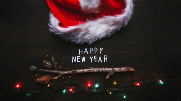 Feliz Año Nuevo texto con sombrero de Santa Claus — Foto de Stock