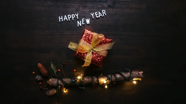 Ευτυχισμένο το Νέο Έτος κείμενο με κόκκινο κουτί δώρου — Φωτογραφία Αρχείου