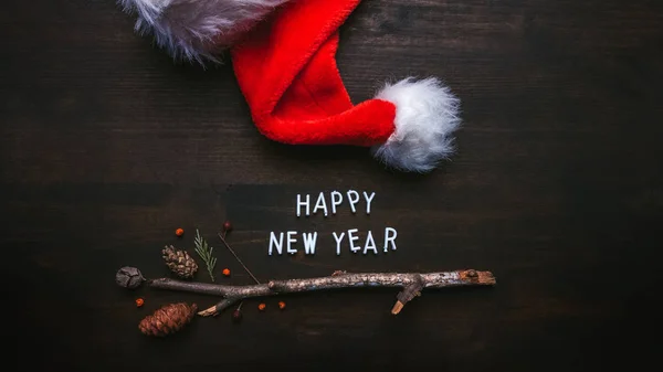 Feliz Año Nuevo texto con sombrero de Santa Claus —  Fotos de Stock