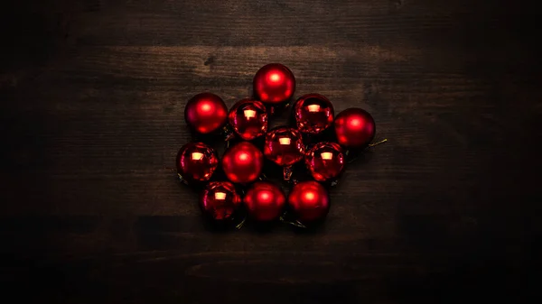 Ahşap masada kırmızı Noel ağacı topları — Stok fotoğraf