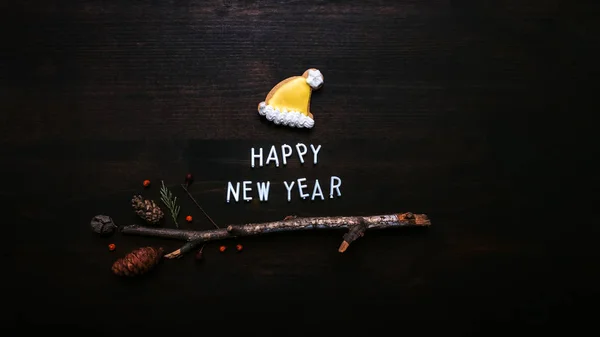 Frohes neues Jahr Text mit Lebkuchen Weihnachtsmann Hut — Stockfoto