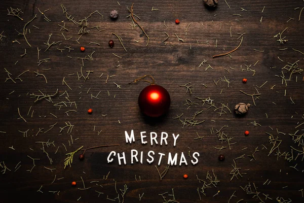 Joyeux texte de Noël avec ornement boule rouge — Photo