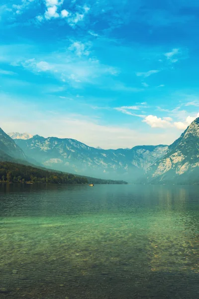 Bohinj meer in de zomerochtend — Stockfoto