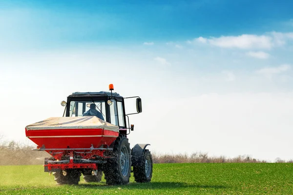 Tarım traktörü buğday kırpma alanı Npk ile gübreleme — Stok fotoğraf