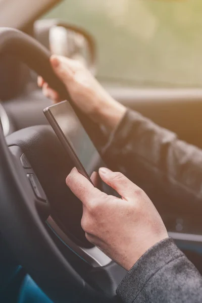 Messaggiare e guidare è un comportamento pericoloso nel traffico — Foto Stock