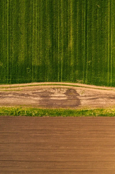 Vista aérea da estrada de terra através da paisagem rural e agrícola — Fotografia de Stock