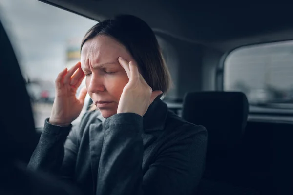 Donna d'affari che ha mal di testa emicrania in auto aziendale — Foto Stock