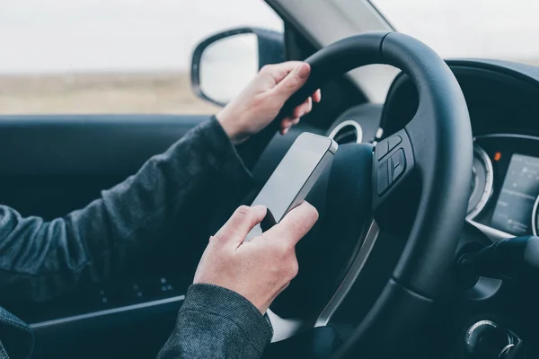 Texting and driving is dangerous behavior in traffic — Stock Photo, Image