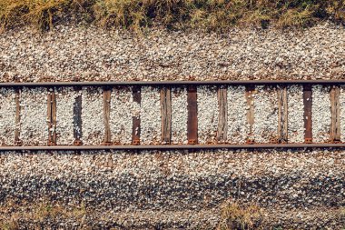 Sonbaharda kırsal alanda eski demiryolu rayları, hava manzarası