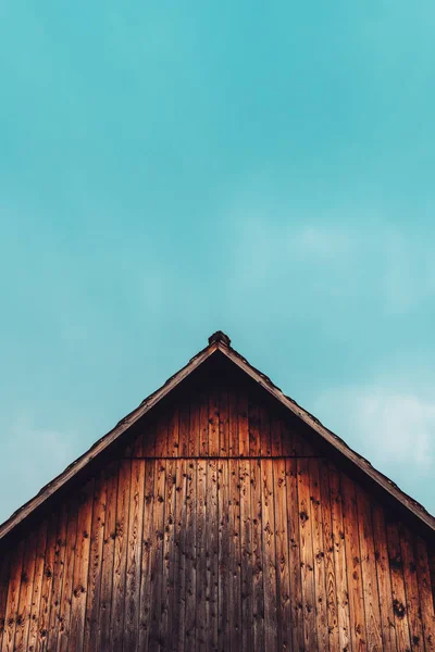 Крыша над головой и голубое небо — стоковое фото