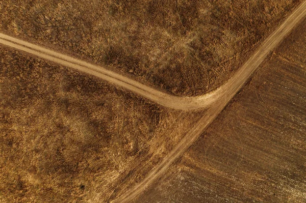 Widok z lotu ptaka przez trawiasty krajobraz równiny — Zdjęcie stockowe