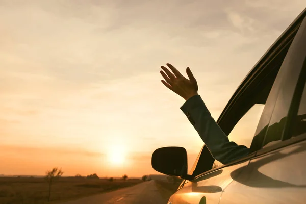 Sentire il vento mentre si guida attraverso la campagna — Foto Stock