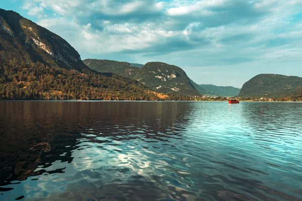 Lake Bohinj and surrounding mountain landscape in summer — Stock Photo, Image