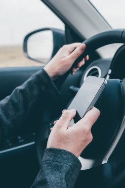 Mesajlaşmak ve araba kullanmak trafikte tehlikeli bir davranıştır.