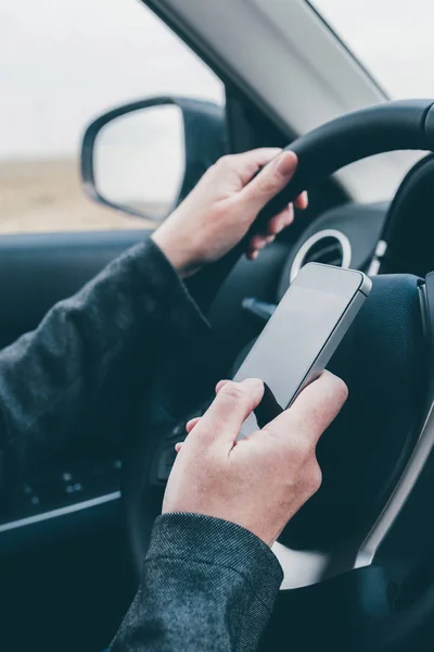СМС і водіння небезпечна поведінка в дорожньому русі — стокове фото
