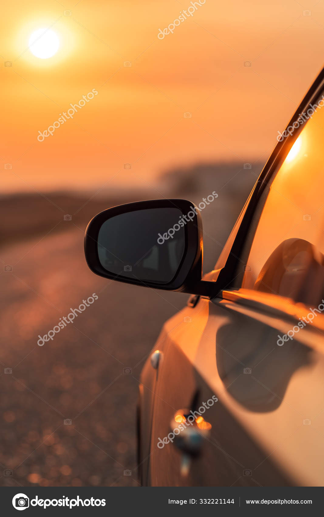Seitenspiegel von Auto auf der Straße im Herbst Sonnenuntergang -  Stockfotografie: lizenzfreie Fotos © stevanovicigor 332221144