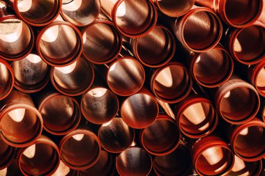 Plastik kanalizasyon boruları tamir için inşaat sitesinde