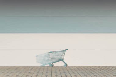 Alışveriş merkezinin dışındaki boş alışveriş arabası.