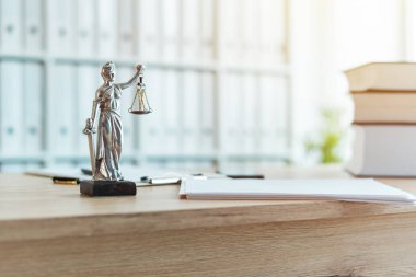 Bayan adalet heykeli hukuk firması bürosunda