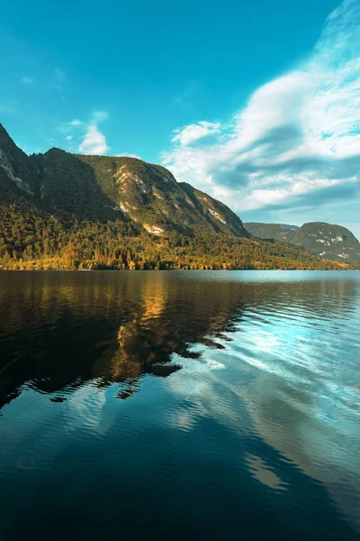 Lake Bohinj and surrounding mountain landscape in summer — Stock Photo, Image