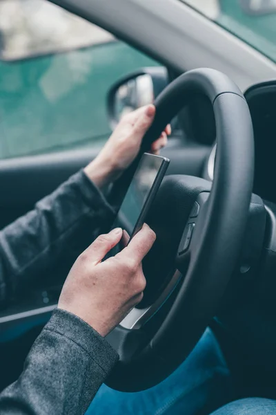 Texting e condução é um comportamento perigoso no trânsito — Fotografia de Stock