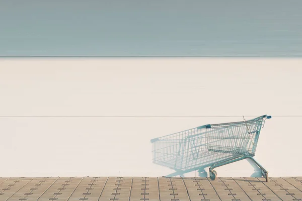 Carrello della spesa vuoto fuori dal centro commerciale — Foto Stock