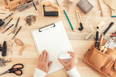 Kendi kendine çalışan kadın marangoz proje dokümantasyonu damgalama