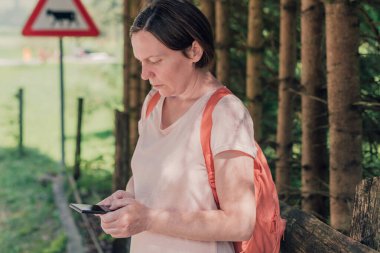 Yol kenarındaki cep telefonundan kadın yürüyüşçülerin mesajları