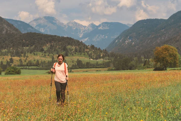 Caminhante feminina está caminhando na paisagem rural alpina em autu — Fotografia de Stock