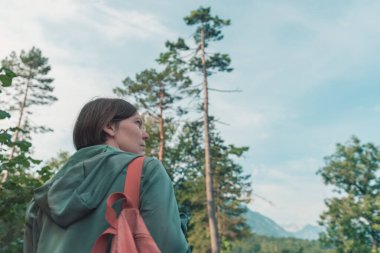 Ormanda gezen kadın yürüyüşçü.